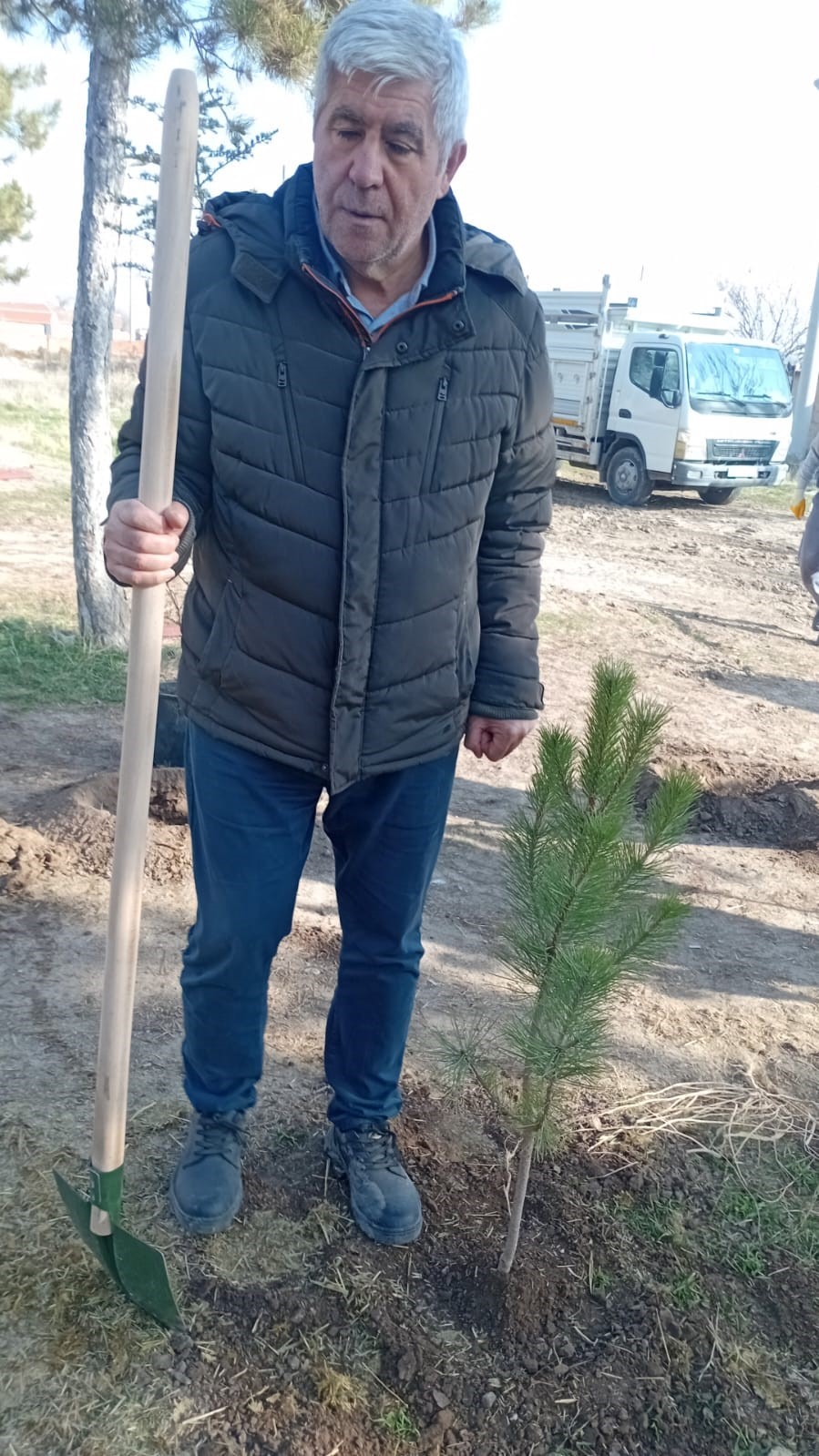 umraniye-koyluleri-300-adet-fidani-okul-ve-camii-bahcesine-diktiler