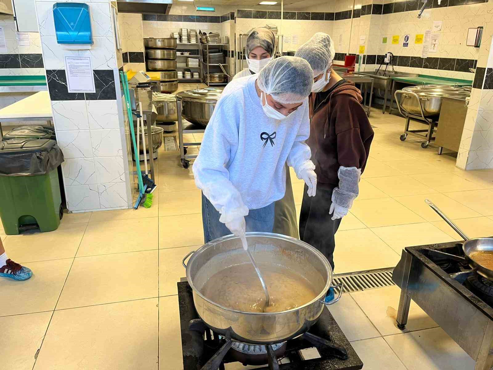 universite-ogrencileri-eskisehirin-yoresel-lezzetleri-icin-mutfaga-girdi