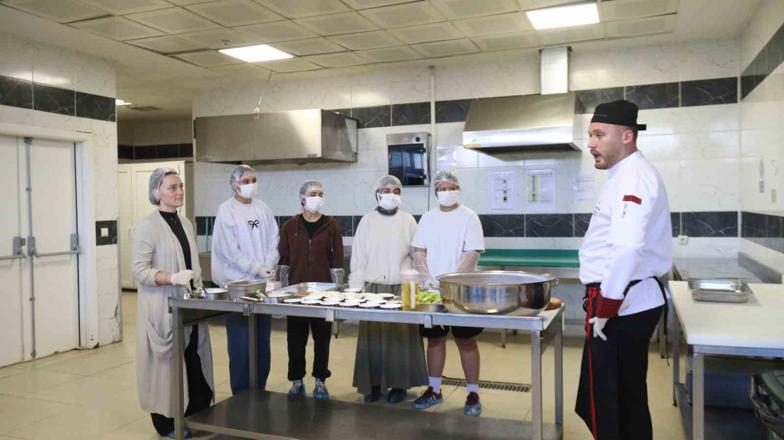 universite-ogrencileri-eskisehirin-yoresel-lezzetleri-icin-mutfaga-girdi