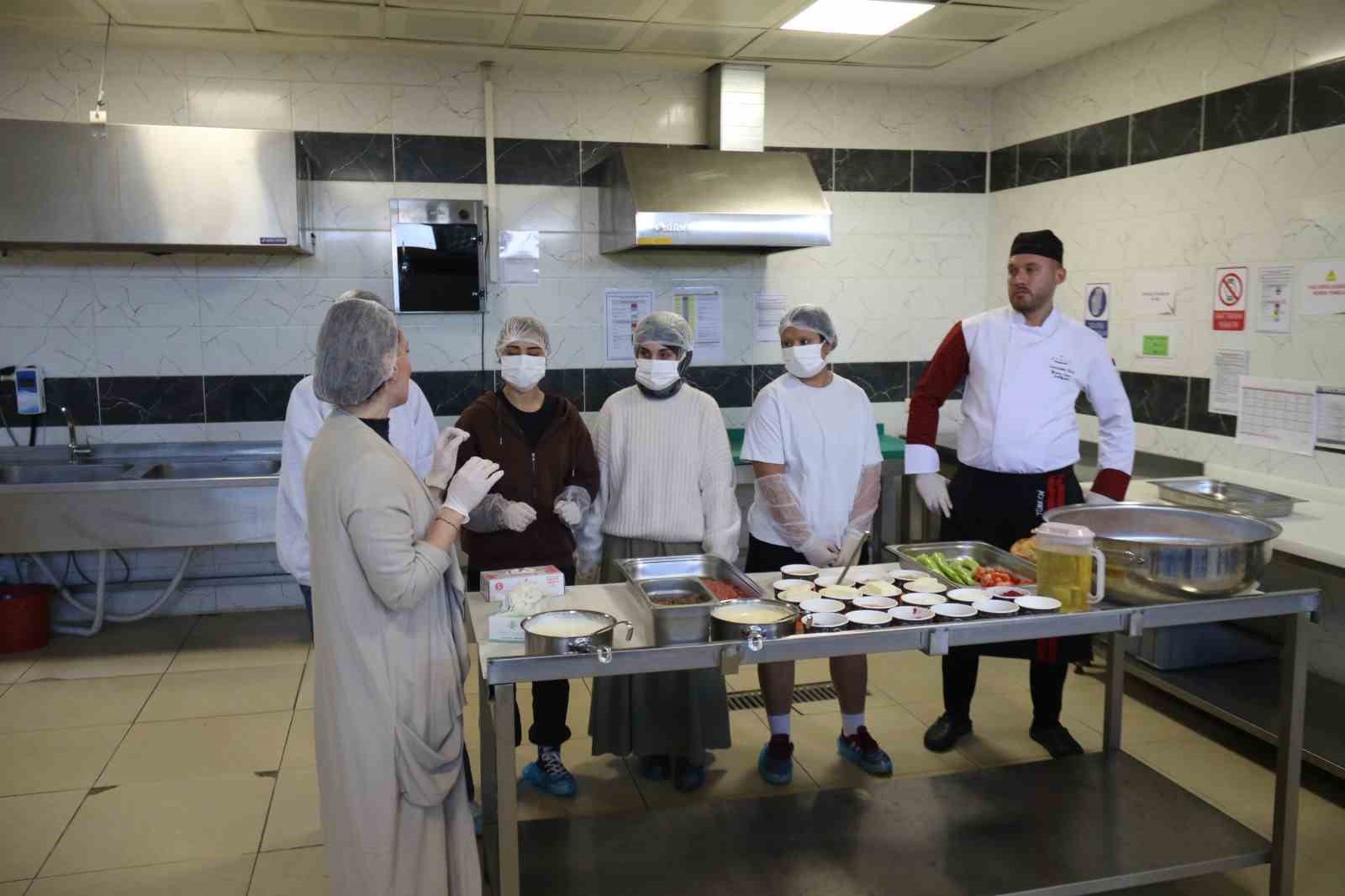 universite-ogrencileri-eskisehirin-yoresel-lezzetleri-icin-mutfaga-girdi