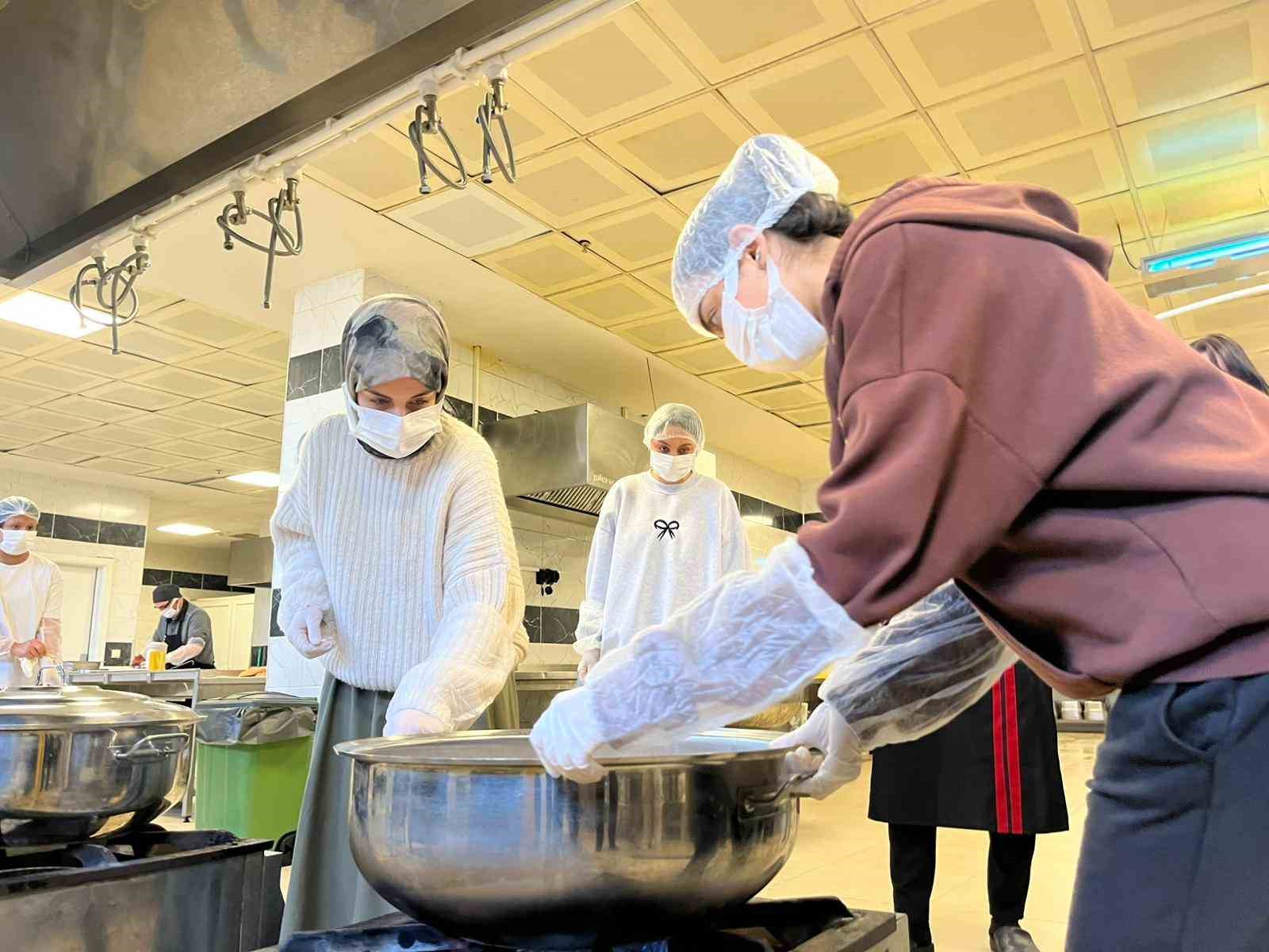 universite-ogrencileri-eskisehirin-yoresel-lezzetleri-icin-mutfaga-girdi