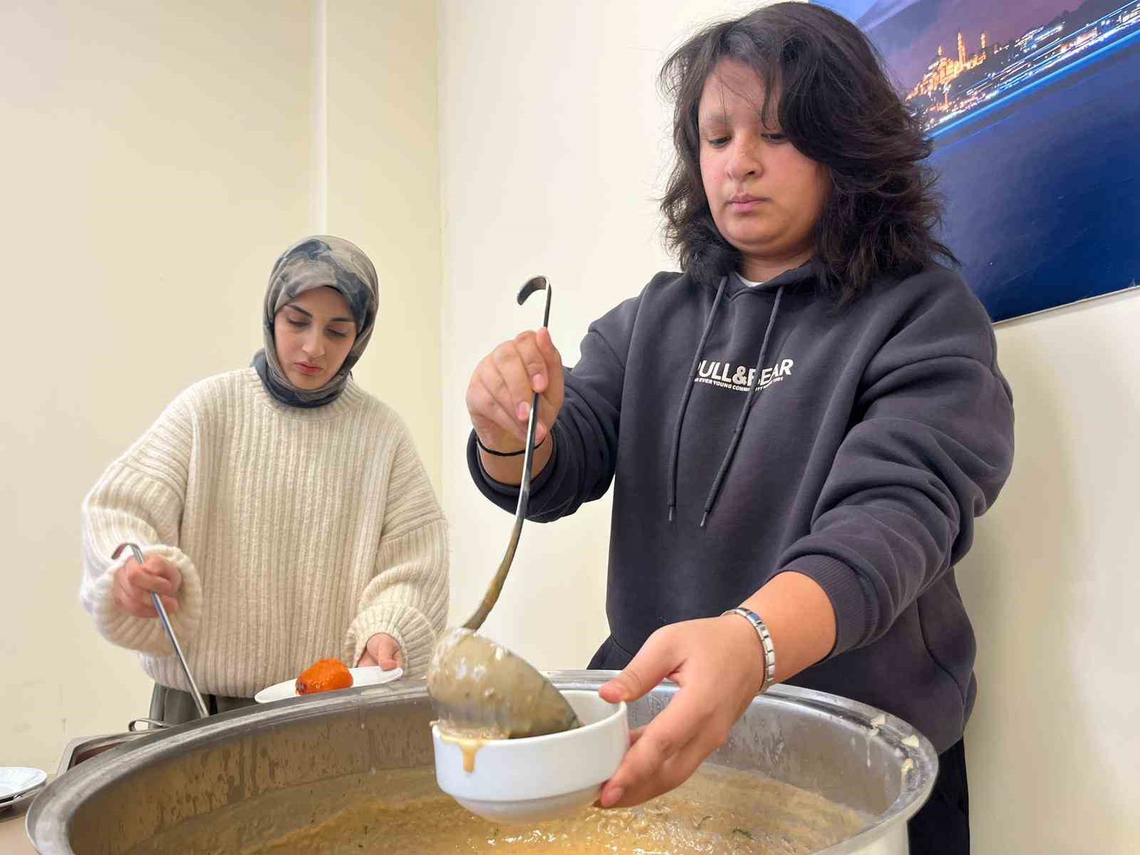 universite-ogrencileri-eskisehirin-yoresel-lezzetleri-icin-mutfaga-girdi