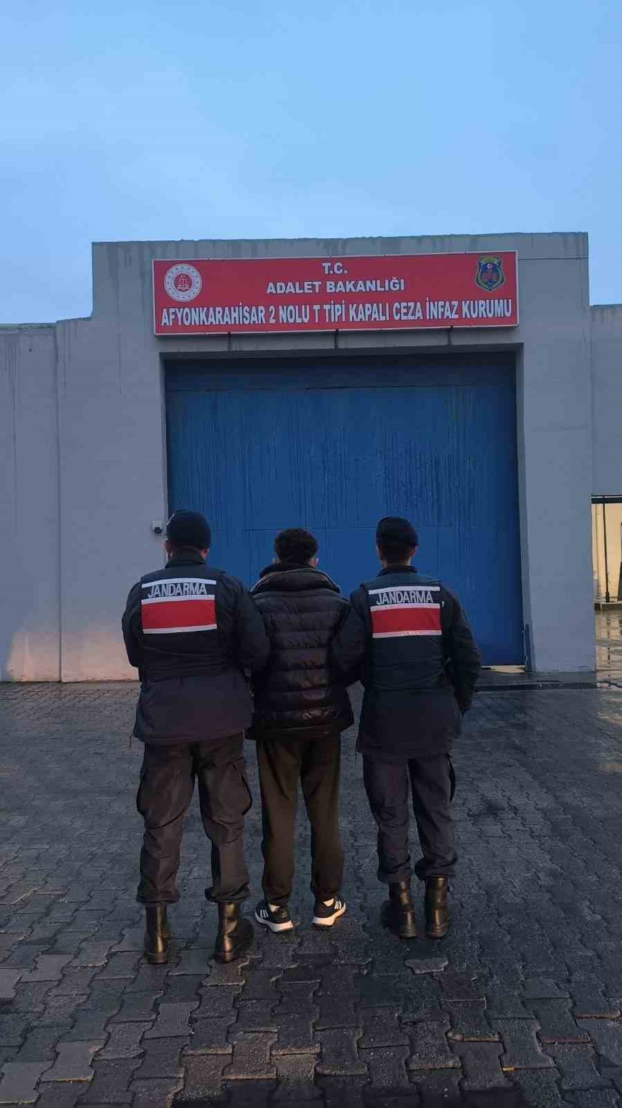 uyusturu-ve-ruhsatsiz-tabancalarla-yakalanan-sahis-tutuklandi