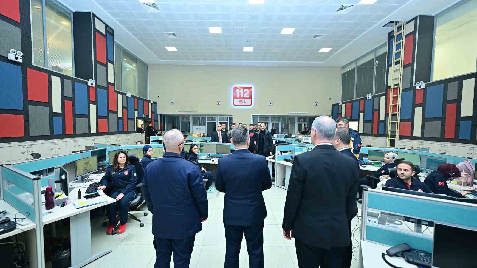 vali-aksoy-12-acil-cagri-merkezi-personelinin-yeni-yilini-kutladi