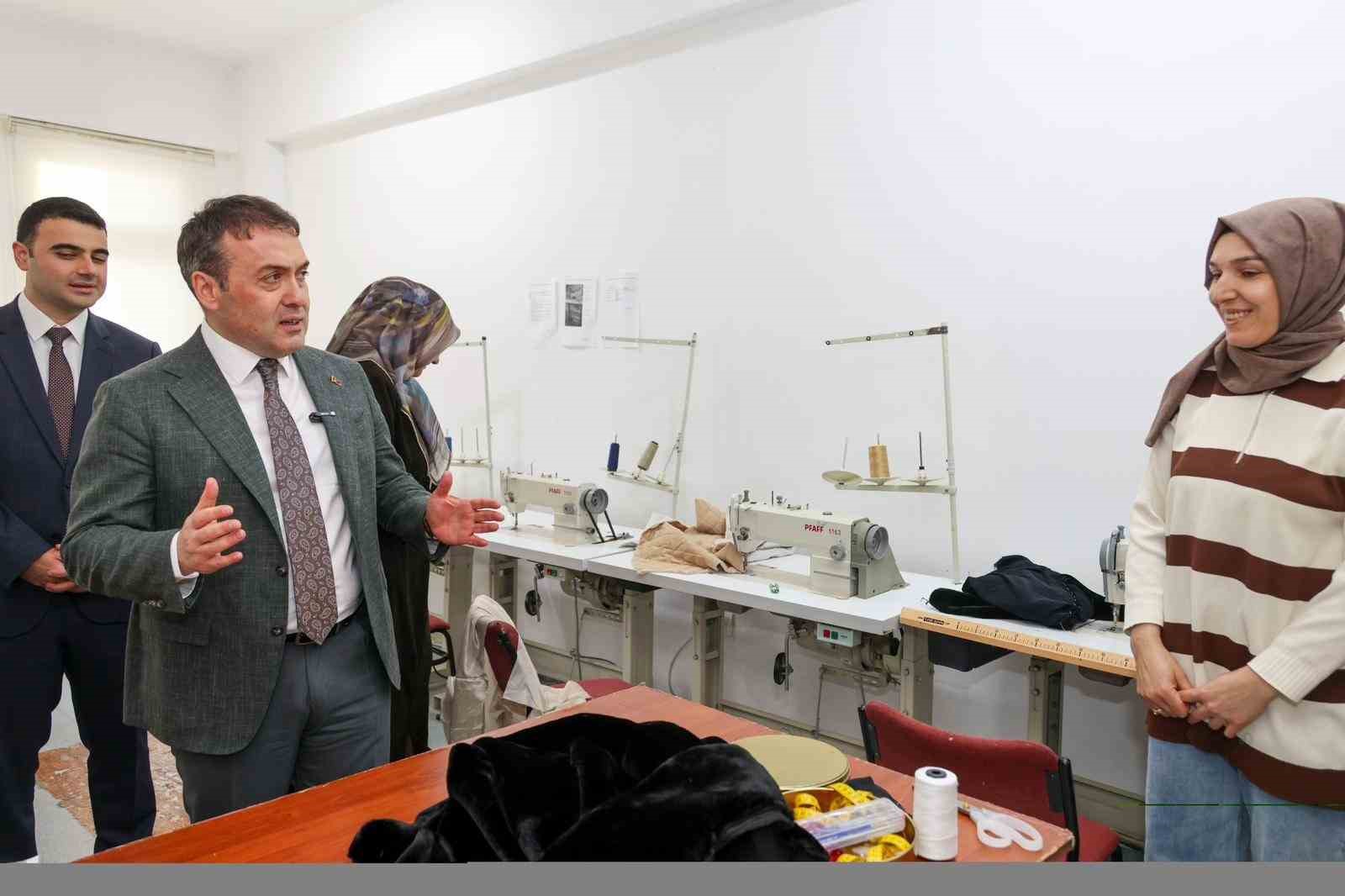 vali-sozer-halk-egitimi-faaliyetleri-toplumsal-kalkinmaya-da-onemli-katkilar-sunuyor