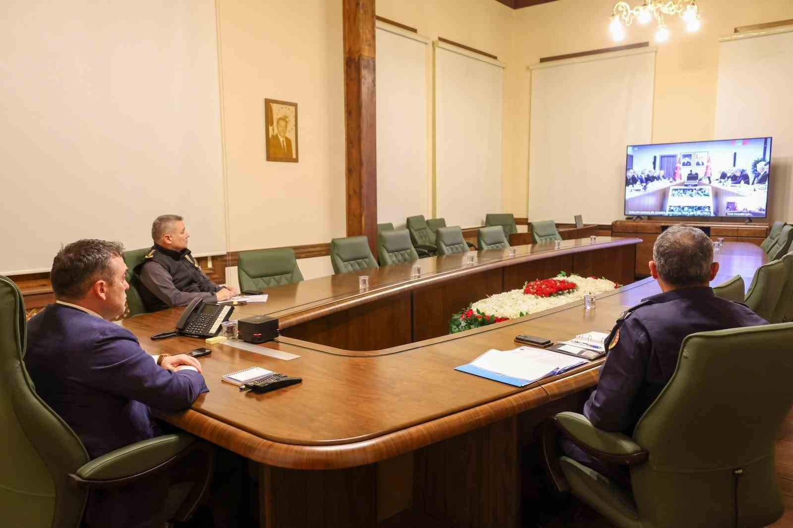 vali-sozer-yeni-yil-tedbirlerine-iliskin-hazirlik-ve-koordinasyon-toplantisina-katildi