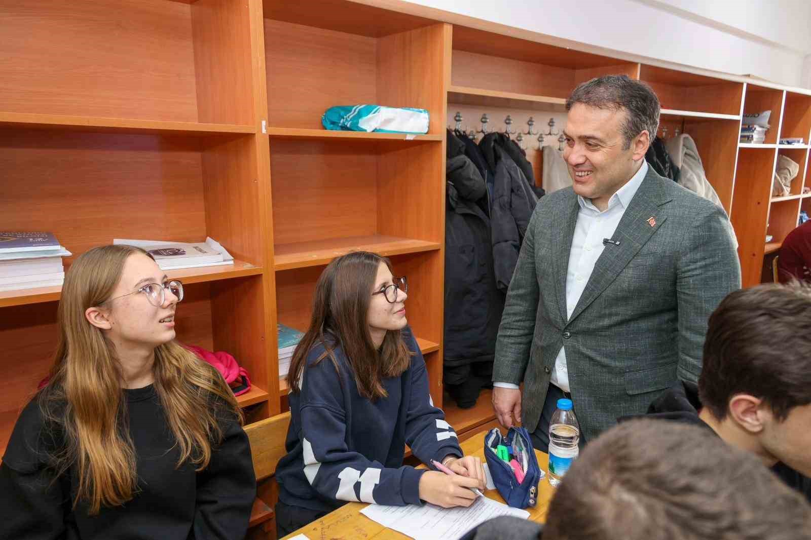 vali-sozerden-ozel-ogrencilere-destek