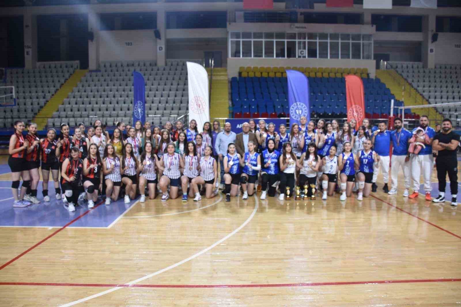 voleybol-genc-kizlar-il-birinciligi-musabakalari-sona-erdi