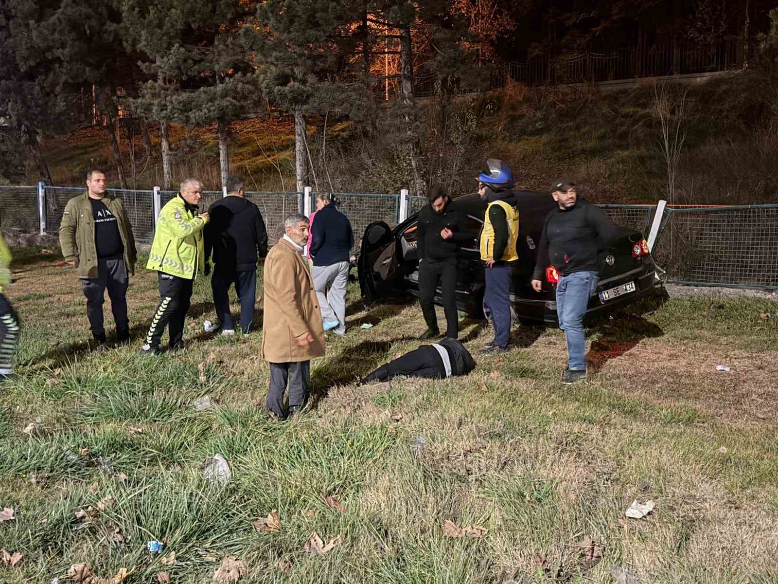 yoldan-cikan-arac-su-kanalinin-korkuluklarina-carpti