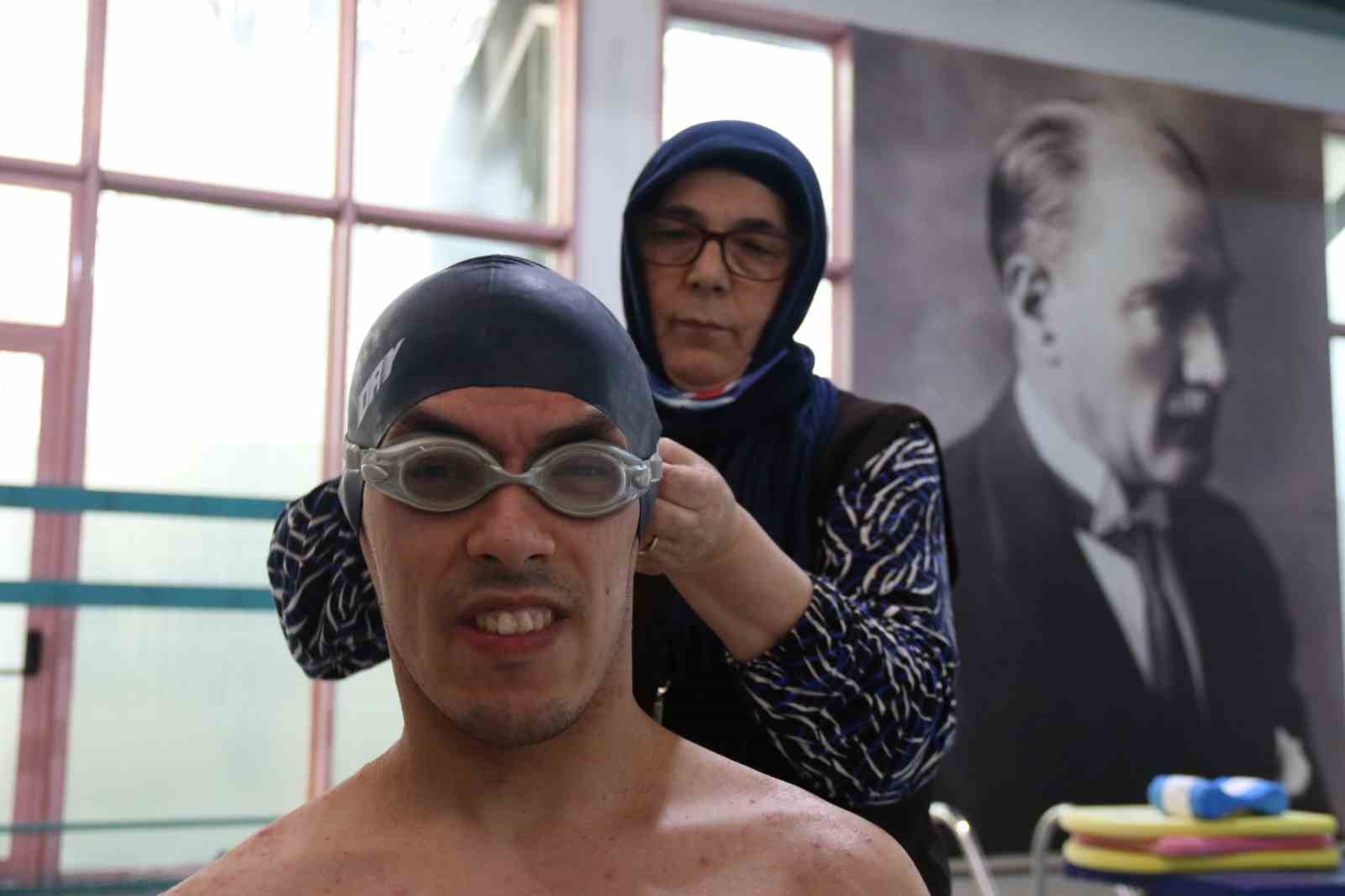 57-yasindaki-fedakar-anne-21-yildir-ogluyla-engelleri-asip-onu-sampiyonluklara-tasiyor