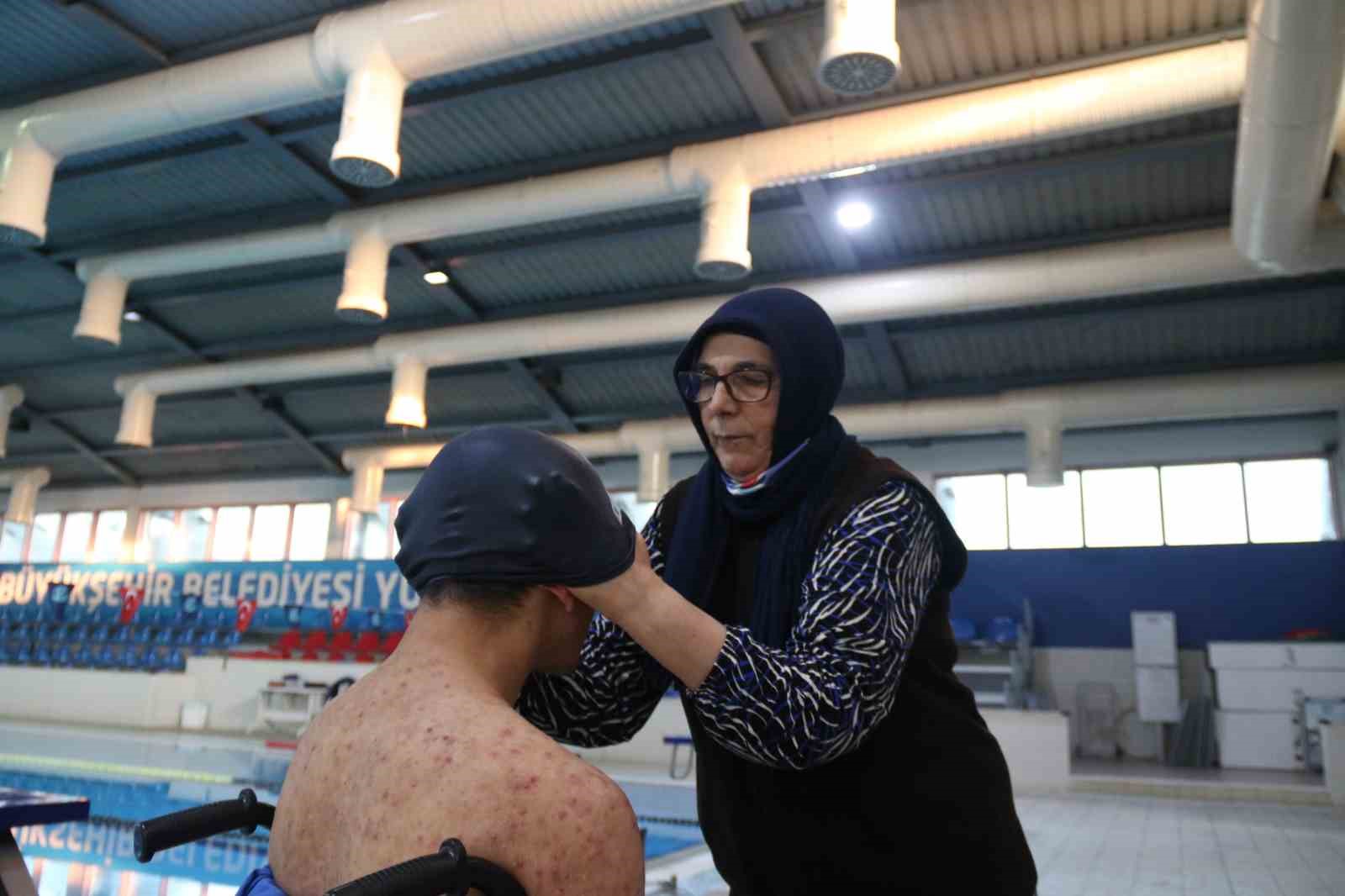 57-yasindaki-fedakar-anne-21-yildir-ogluyla-engelleri-asip-onu-sampiyonluklara-tasiyor