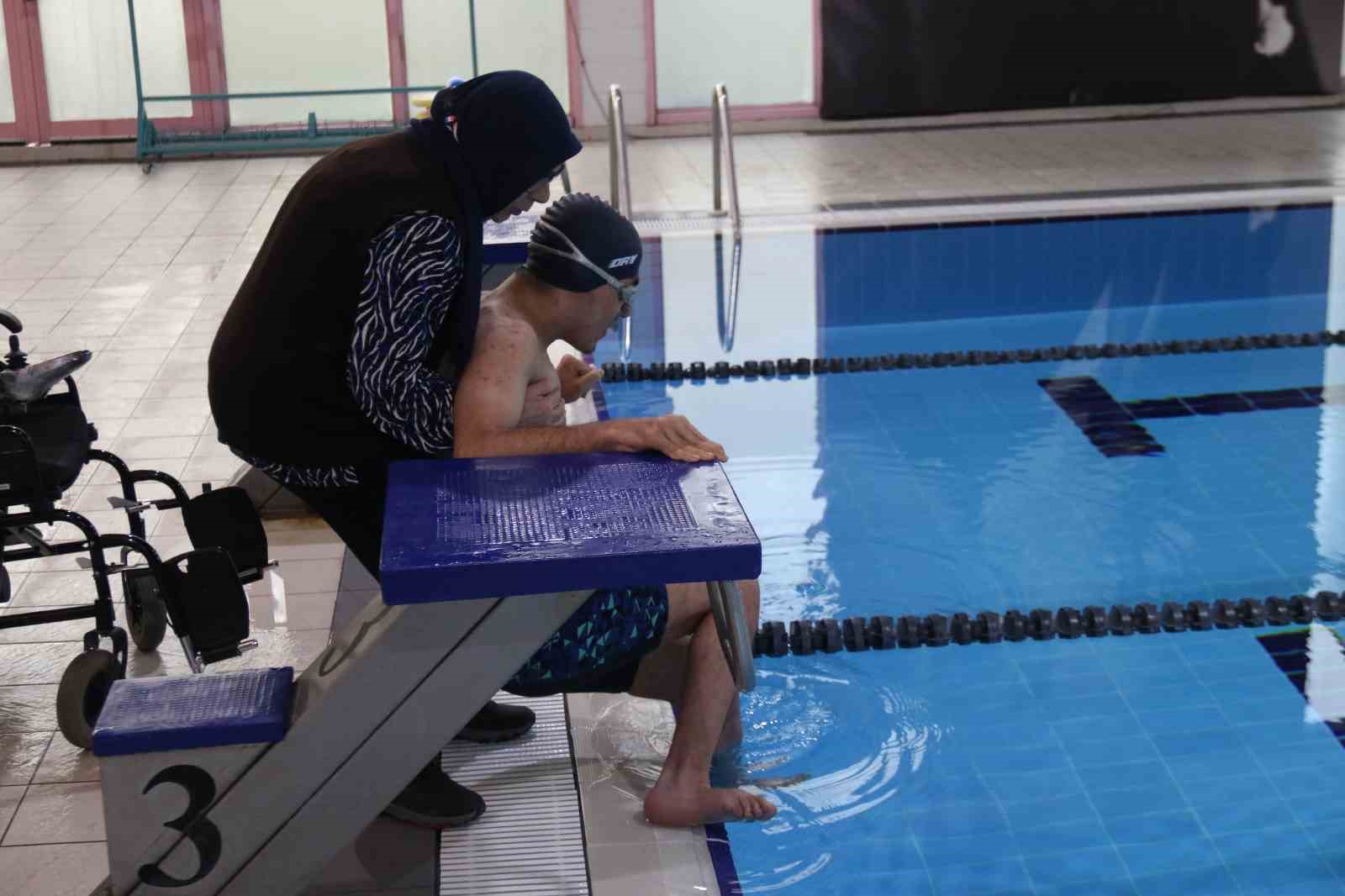 57-yasindaki-fedakar-anne-21-yildir-ogluyla-engelleri-asip-onu-sampiyonluklara-tasiyor