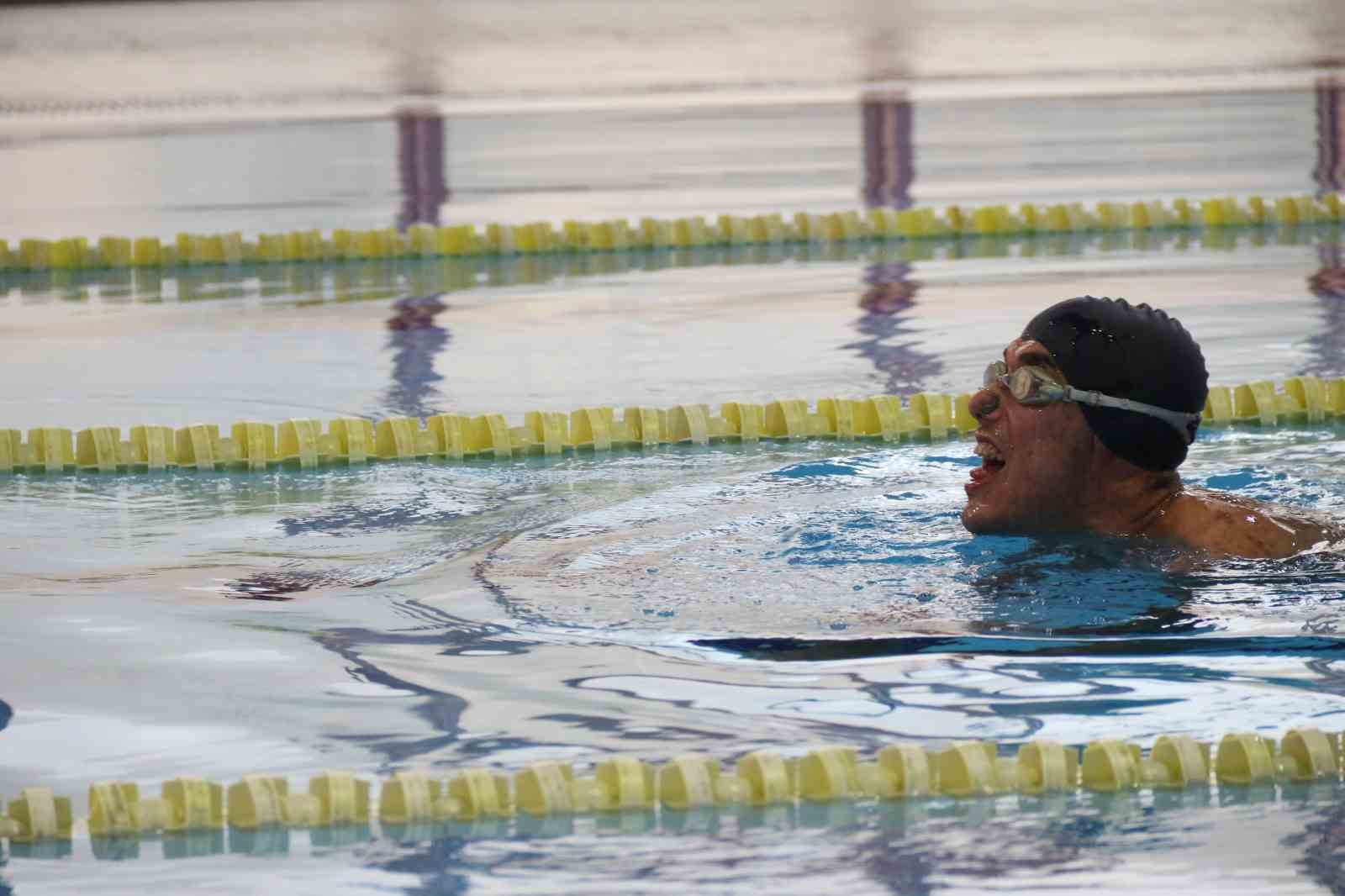 57-yasindaki-fedakar-anne-21-yildir-ogluyla-engelleri-asip-onu-sampiyonluklara-tasiyor