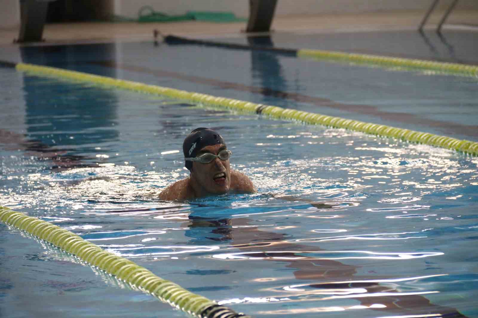 57-yasindaki-fedakar-anne-21-yildir-ogluyla-engelleri-asip-onu-sampiyonluklara-tasiyor