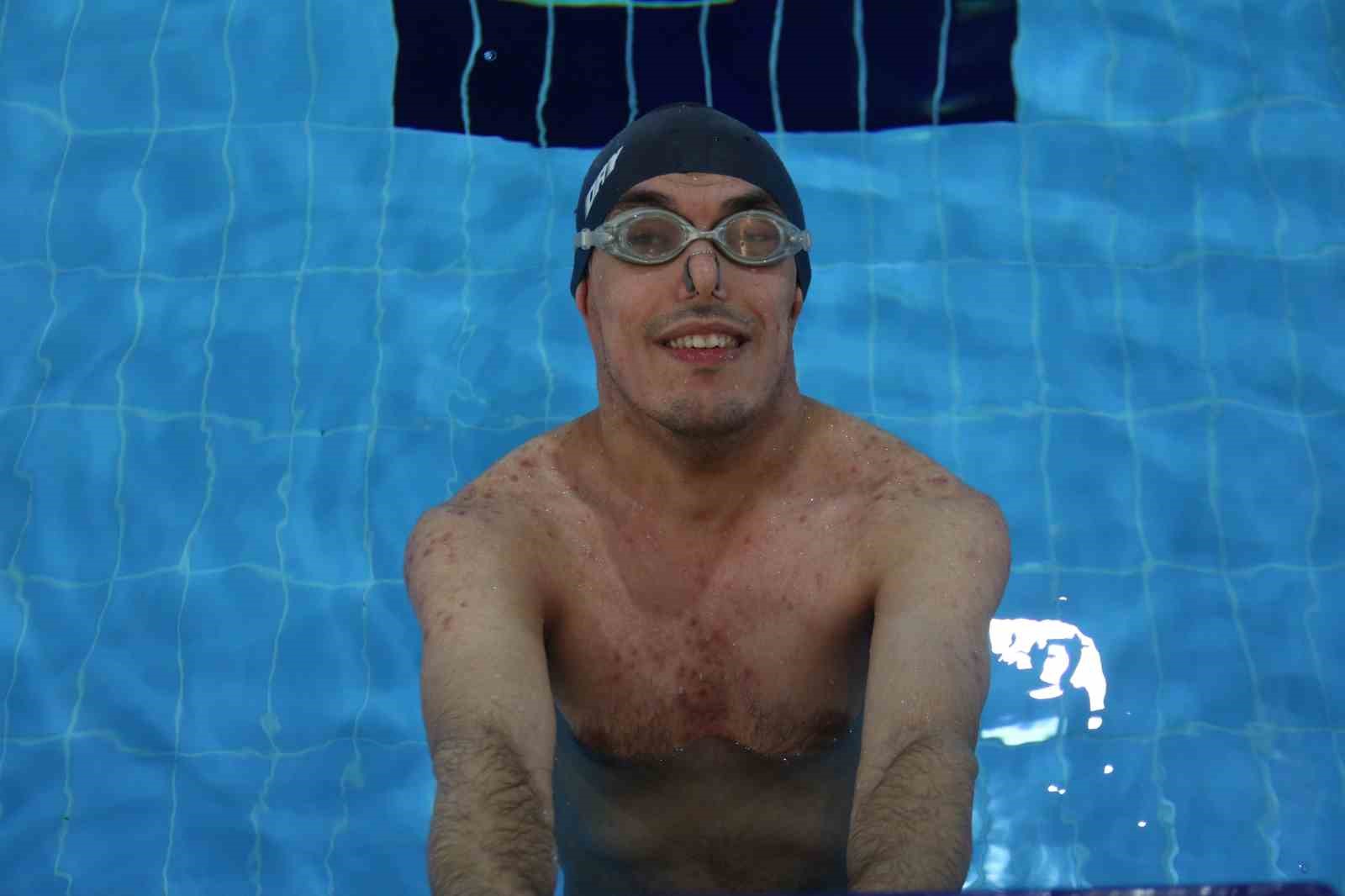 57-yasindaki-fedakar-anne-21-yildir-ogluyla-engelleri-asip-onu-sampiyonluklara-tasiyor