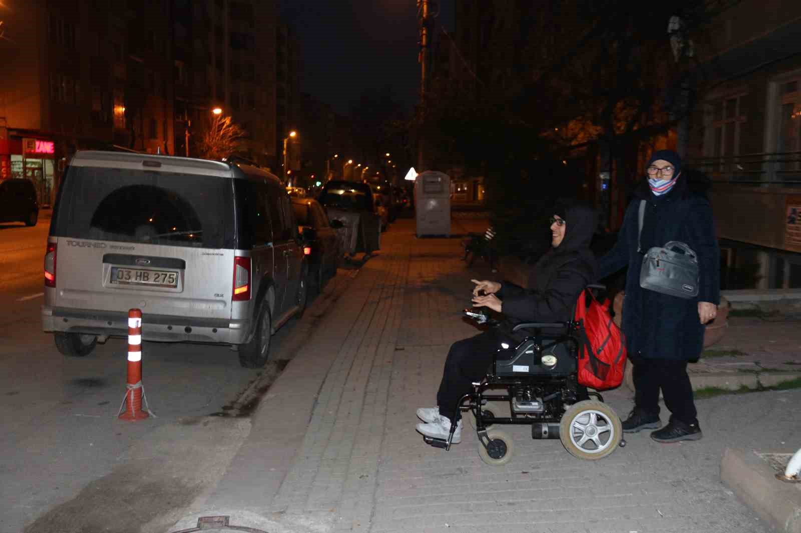 57-yasindaki-fedakar-anne-21-yildir-ogluyla-engelleri-asip-onu-sampiyonluklara-tasiyor