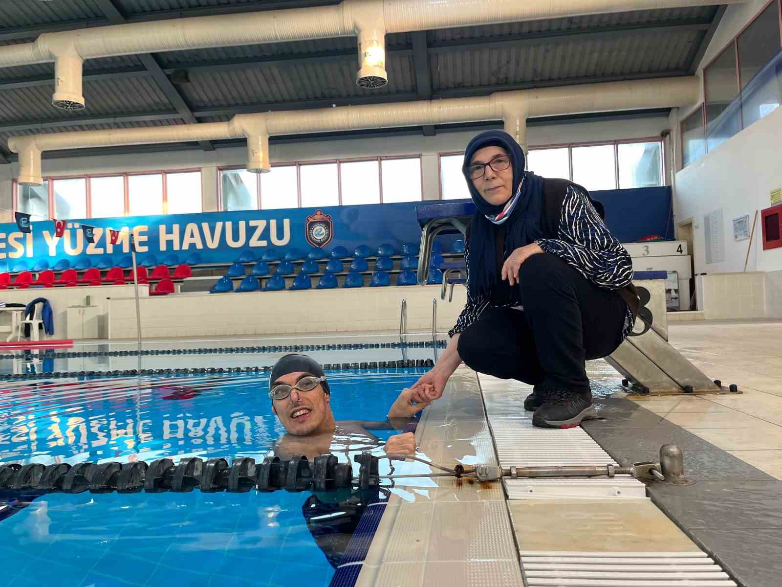 57-yasindaki-fedakar-anne-21-yildir-ogluyla-engelleri-asip-onu-sampiyonluklara-tasiyor