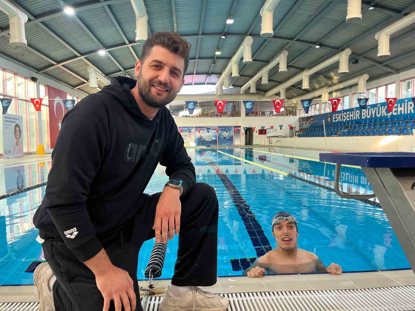 57-yasindaki-fedakar-anne-21-yildir-ogluyla-engelleri-asip-onu-sampiyonluklara-tasiyor