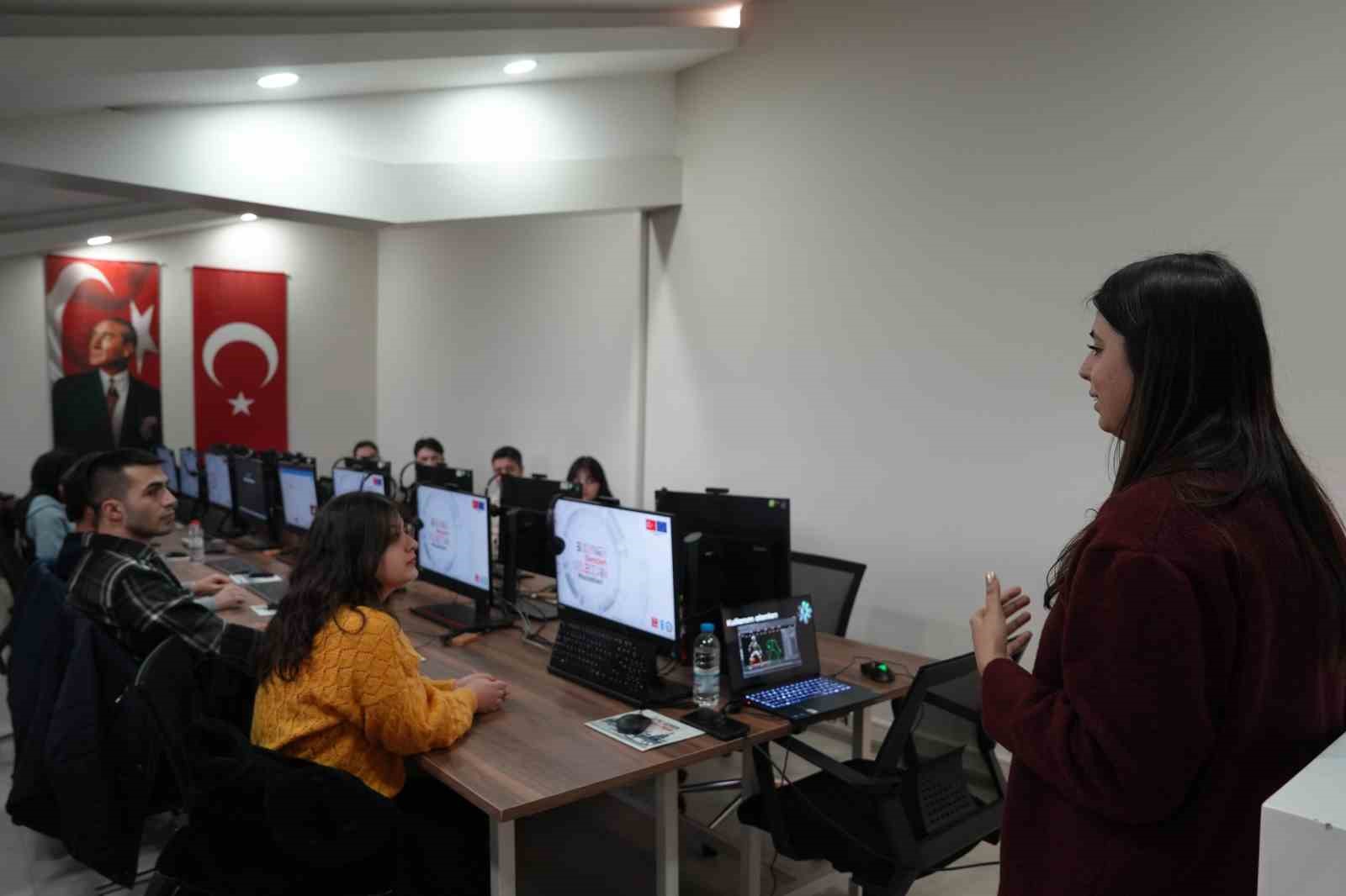 dijital-genclik-merkezi-genclerin-gelecegine-yon-veriyor