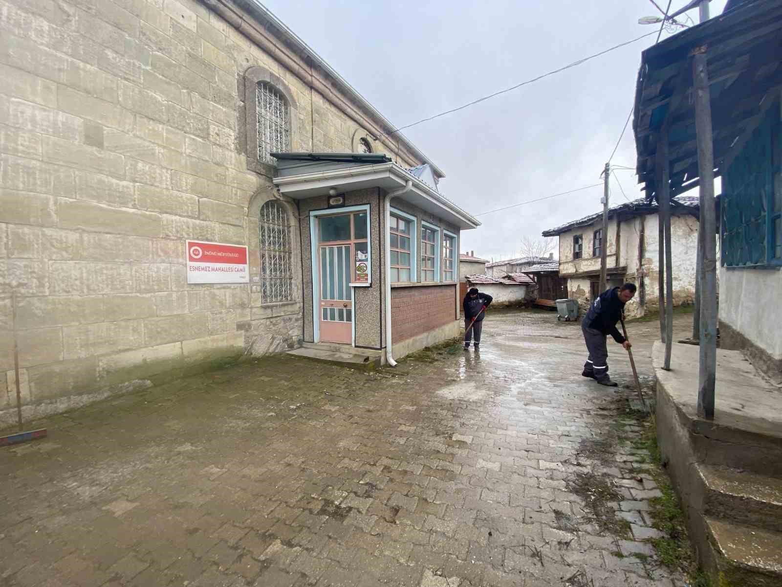 inonu-belediyesi-esnemez-mahallesinde-temizlik-calismasi-yapti