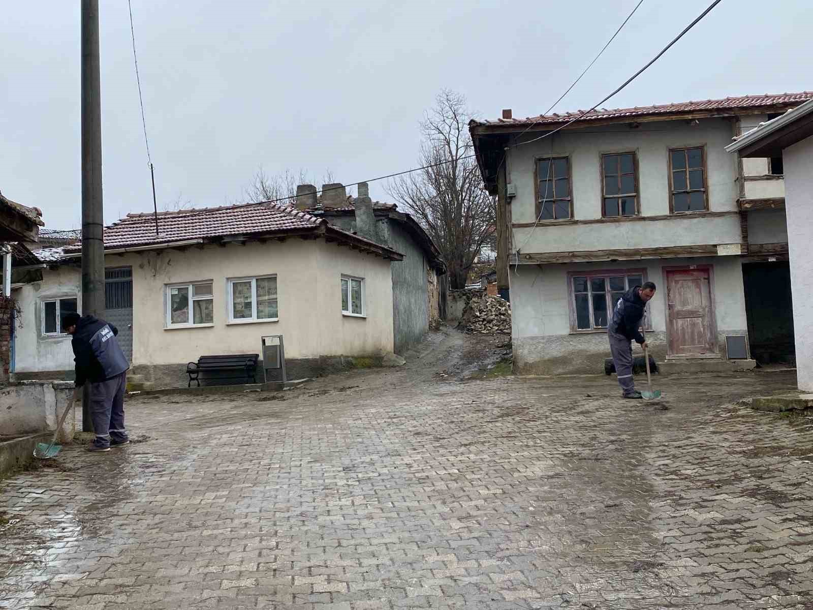 inonu-belediyesi-esnemez-mahallesinde-temizlik-calismasi-yapti