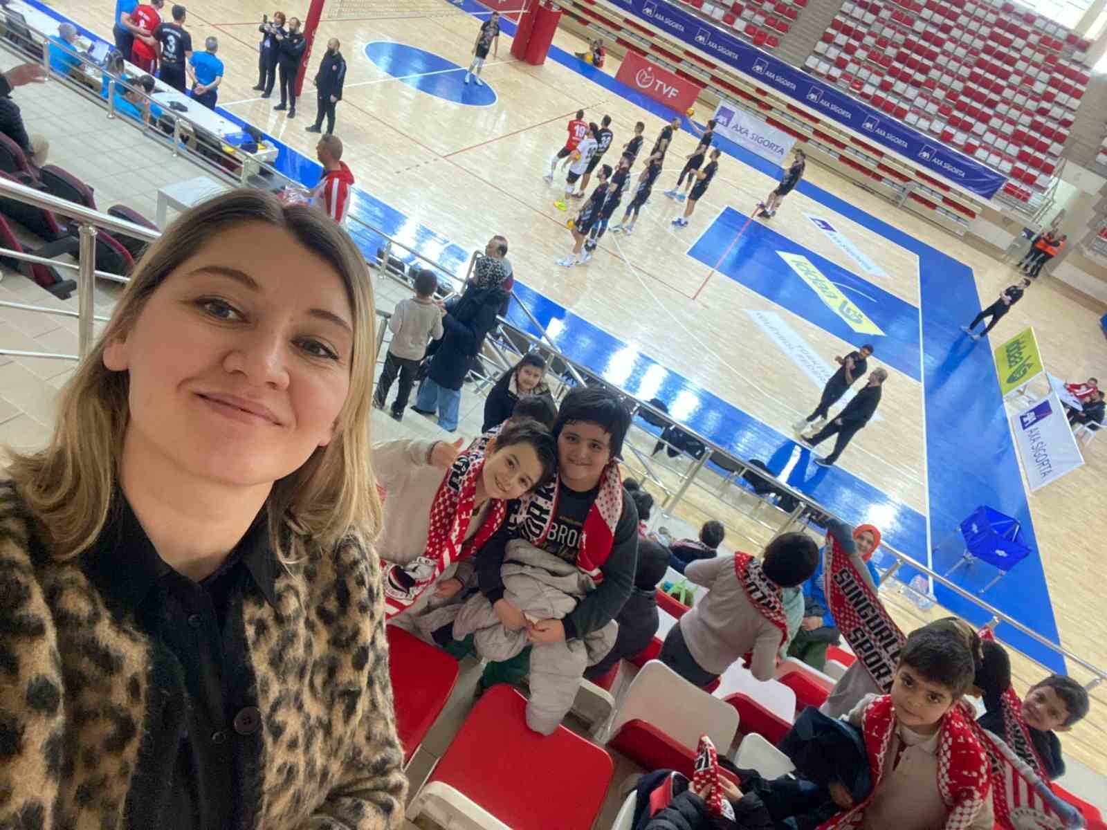 ogrenciler-erkekler-voleybol-1-lig-yukselme-maclarini-tribunden-takip-etti