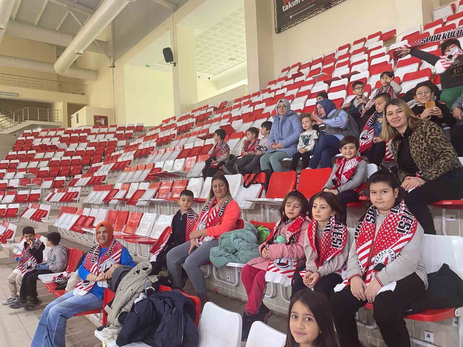 ogrenciler-erkekler-voleybol-1-lig-yukselme-maclarini-tribunden-takip-etti