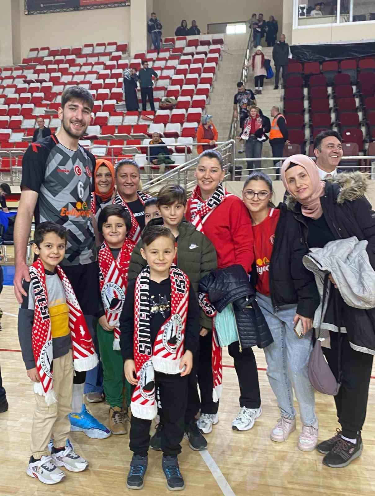 ogrenciler-erkekler-voleybol-1-lig-yukselme-maclarini-tribunden-takip-etti