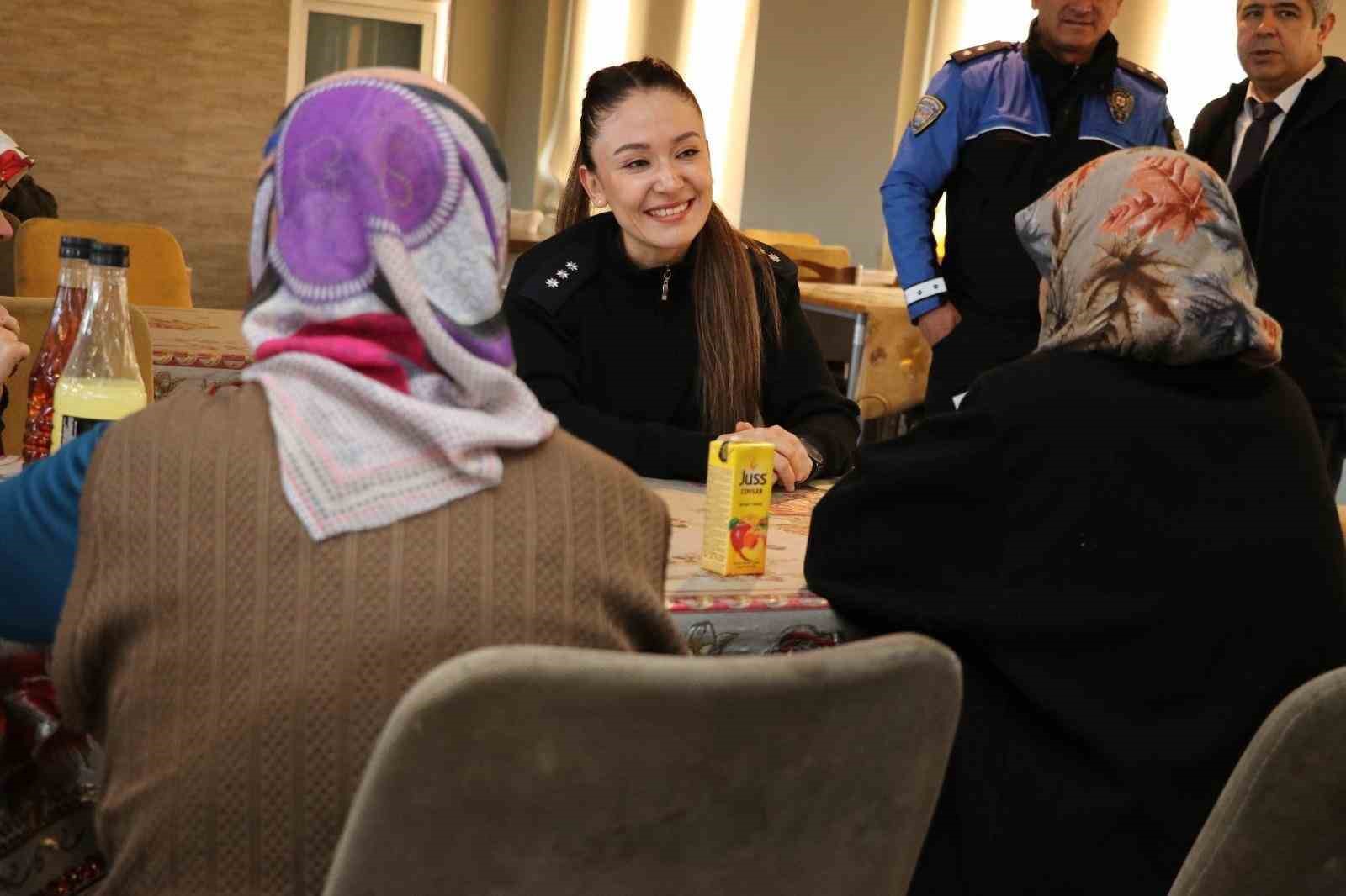 polis-ekipleri-14-subatta-huzurevi-sakinlerini-ziyaret-etti