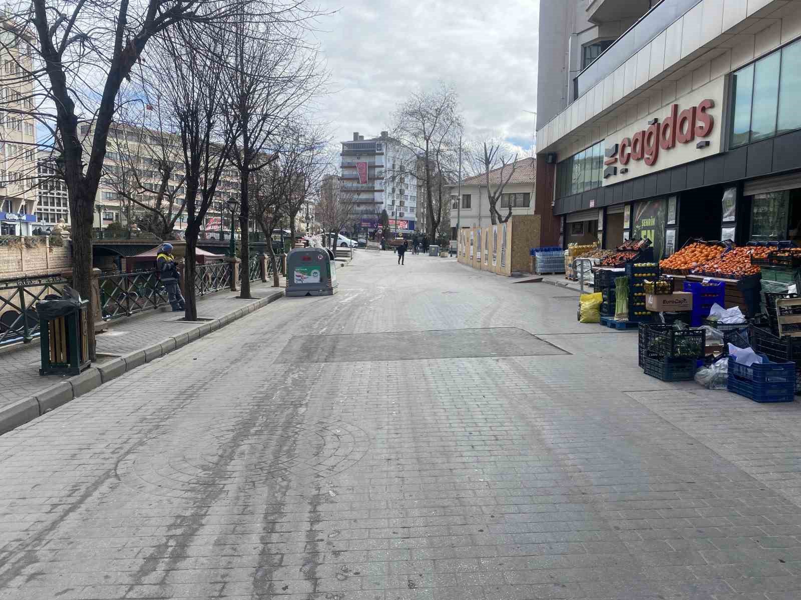 sicaklik-eksi-derecelere-dusunce-eskisehirin-islek-caddesi-sessizlesti