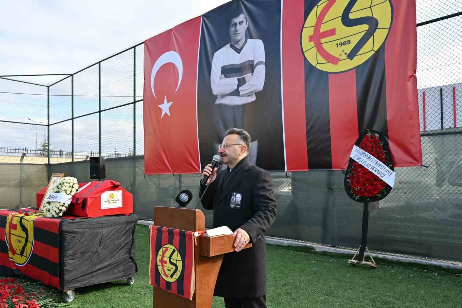 vali-aksoy-fethi-heper-icin-duzenlenen-anma-programina-katildi