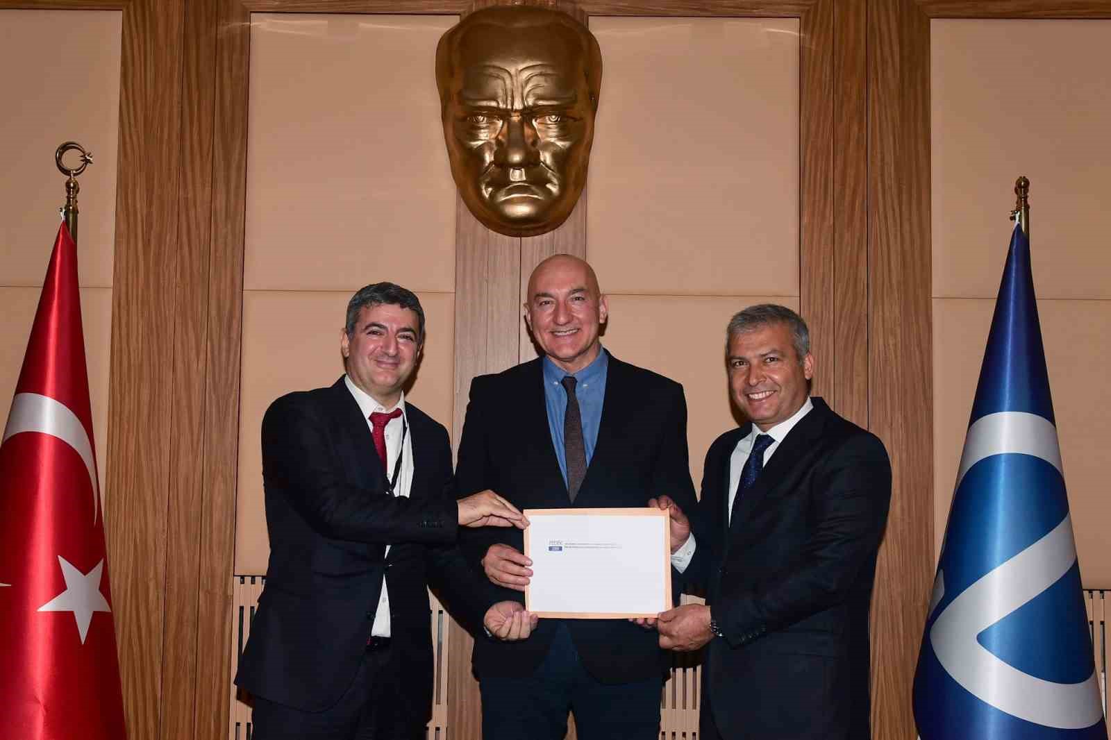 anadolu-universitesi-edebiyat-fakultesi-fedekten-5-yillik-akreditasyon-almaya-hak-kazandi