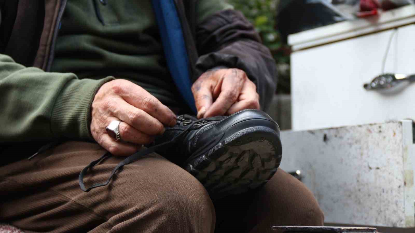 bayramda-temiz-ayakkabilarla-dolasmak-isteyenler-tamircilere-akin-etti