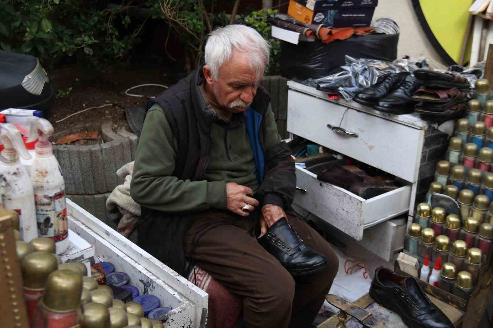 bayramda-temiz-ayakkabilarla-dolasmak-isteyenler-tamircilere-akin-etti