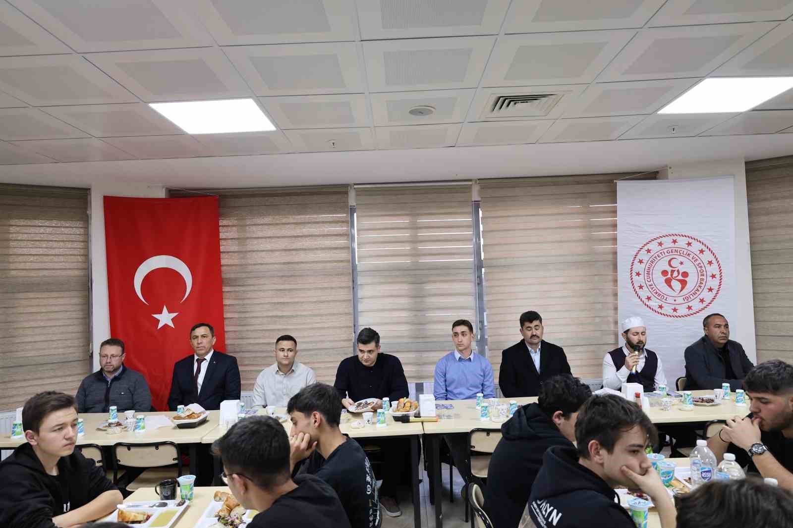 beylikovada-ogrencilerle-iftar-programinda-bulusuldu