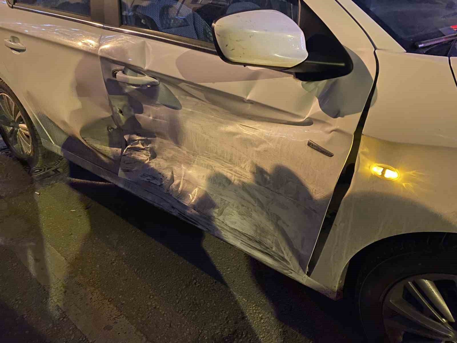 caddede-carpisan-2-otomobilde-maddi-hasar-olustu