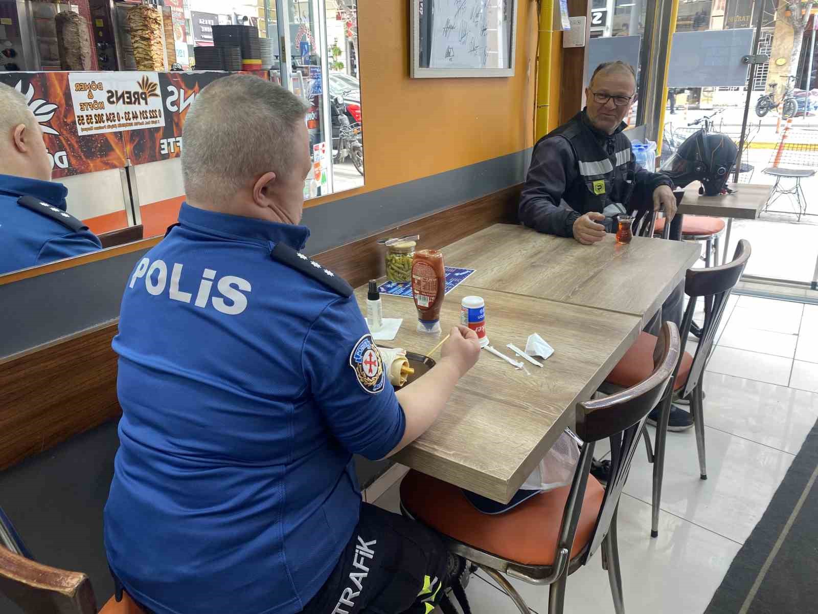 down-sendromlu-komiser-mahallede-ilgi-odagi