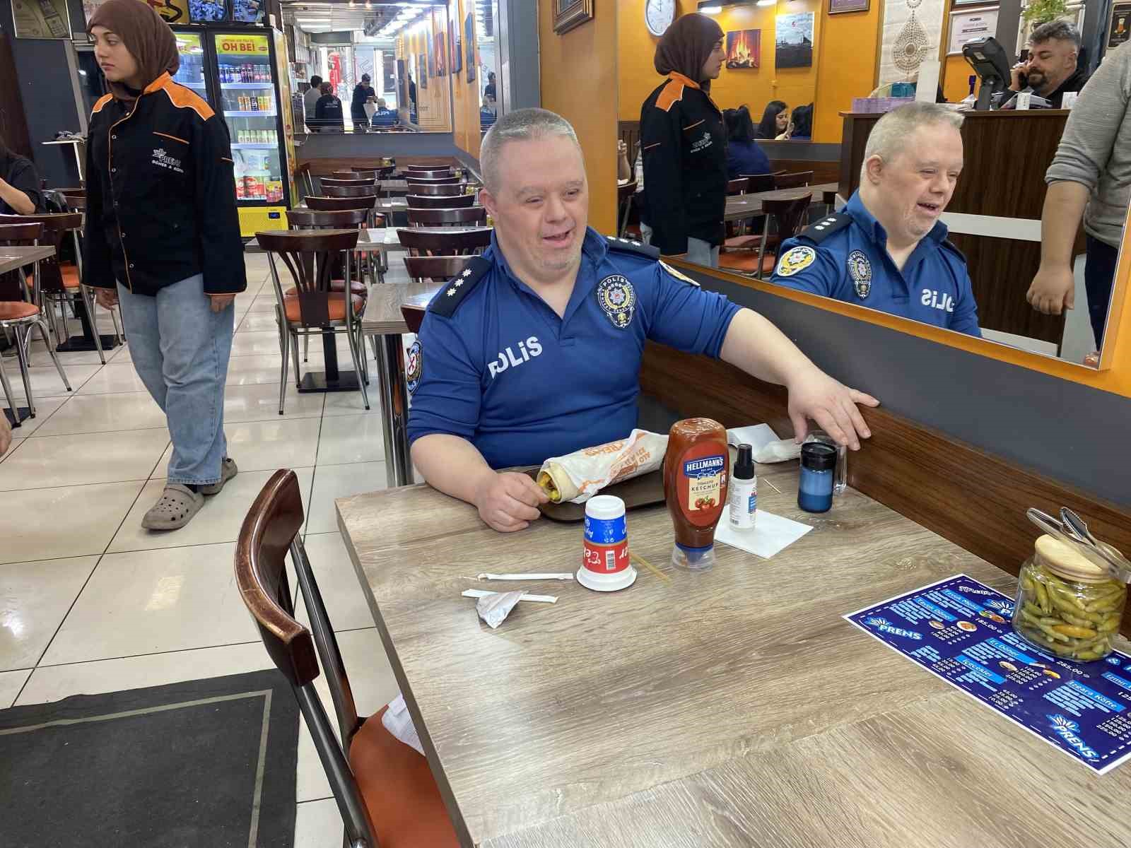 down-sendromlu-komiser-mahallede-ilgi-odagi