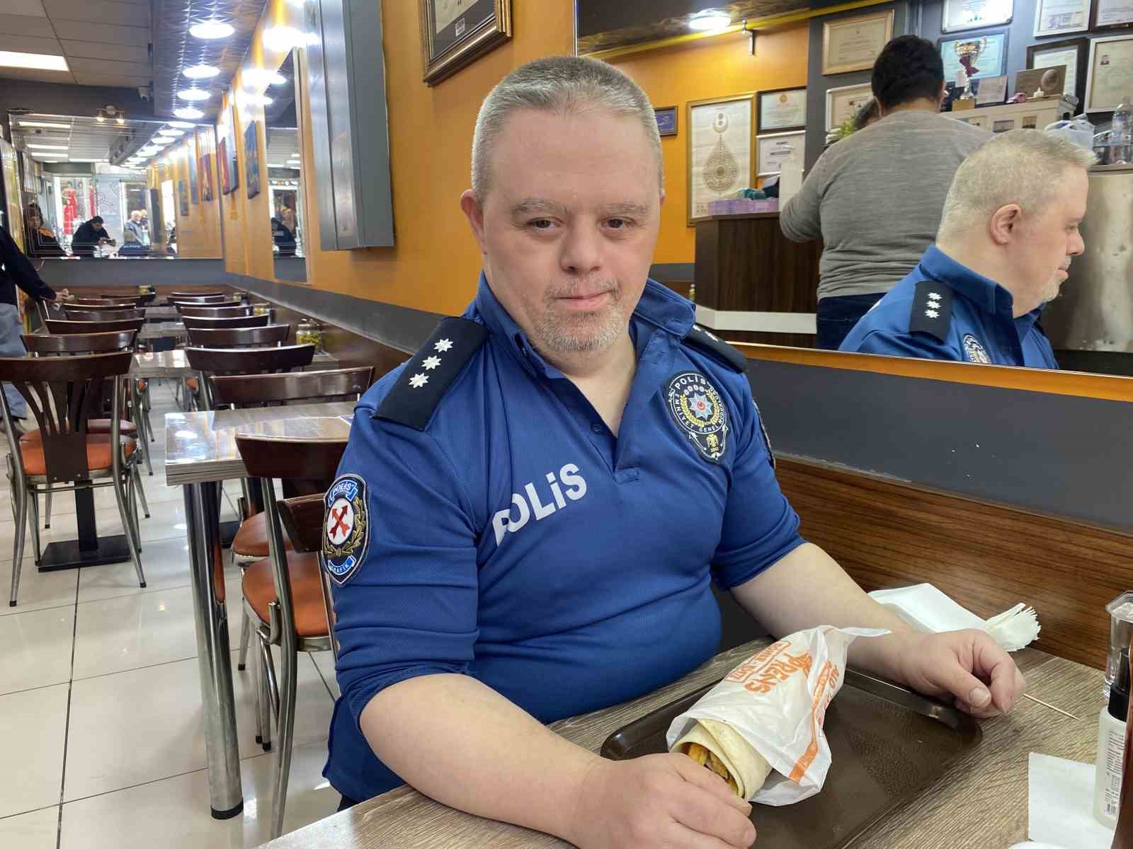 down-sendromlu-komiser-mahallede-ilgi-odagi