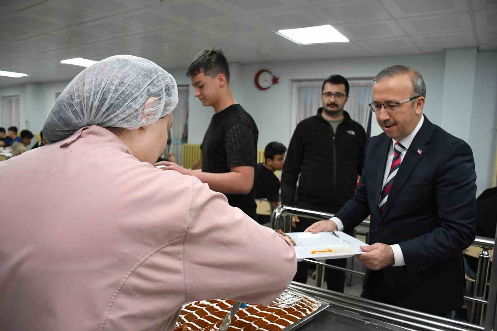 eskisehirde-ogrencilerle-iftar-programi-duzenlendi