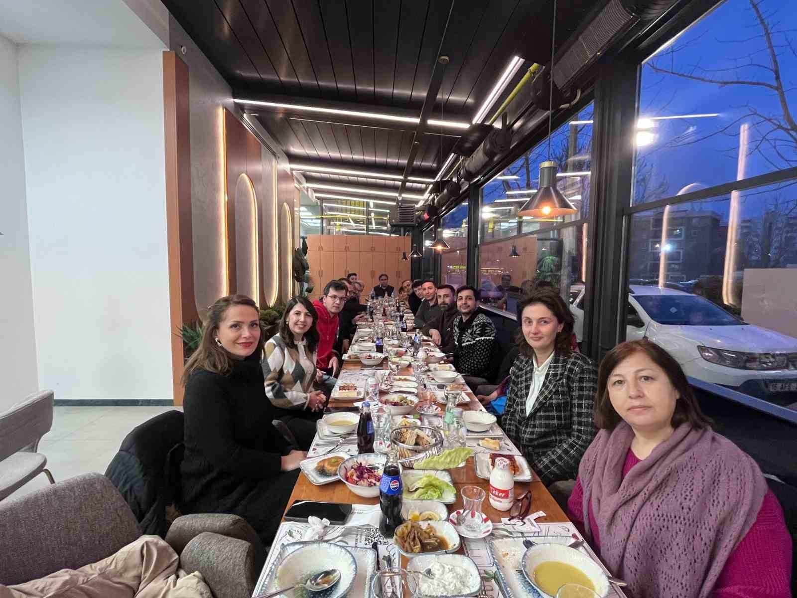 eskisehirde-vali-yardimcisi-oguz-senlikin-katilimiyla-iftar-yemegi-duzenlendi