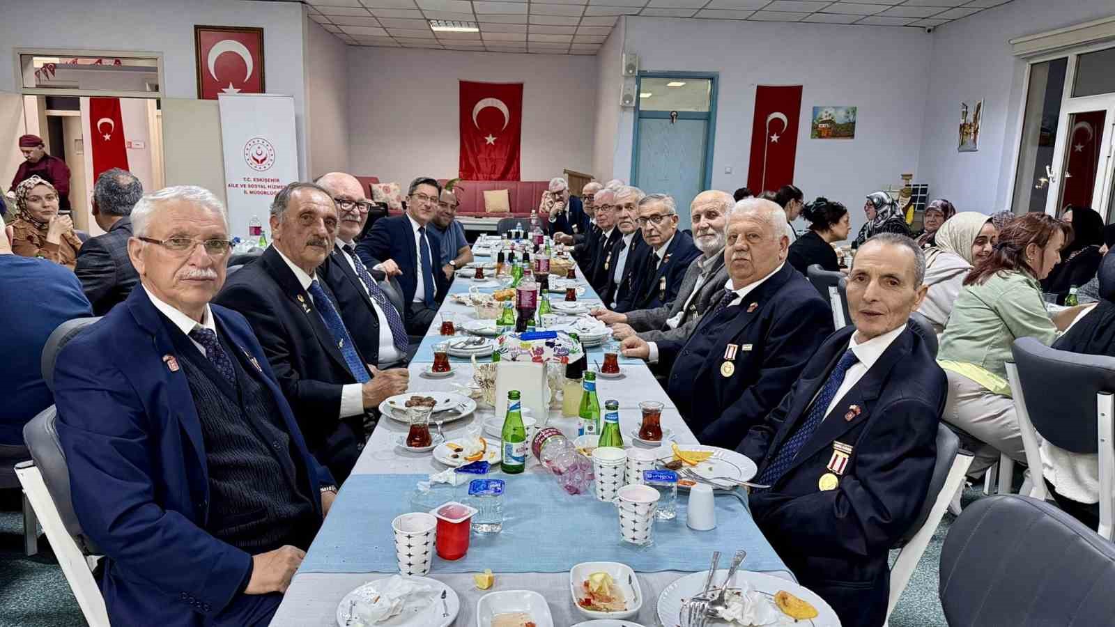 gaziler-ve-eslerinin-katilimiyla-iftarda-bir-araya-gelindi