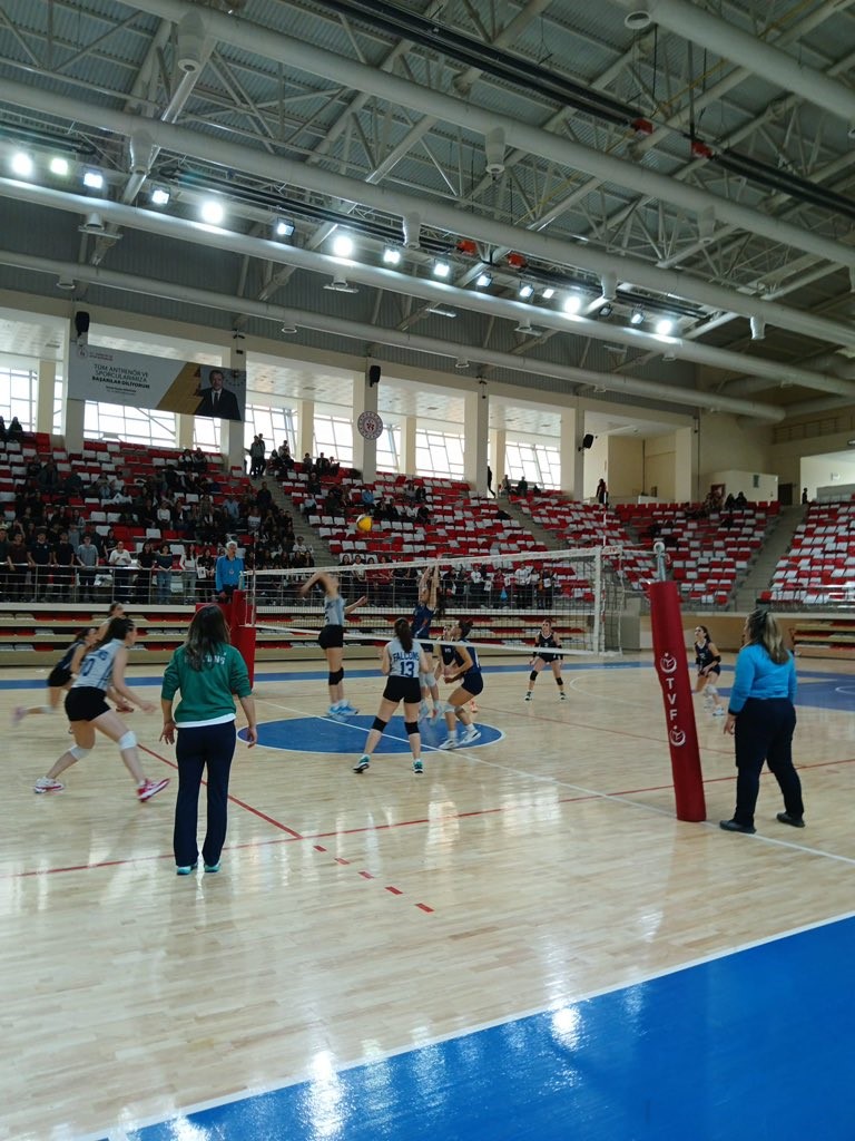 genc-b-kizlar-voleybol-final-heyecani-sona-erdi