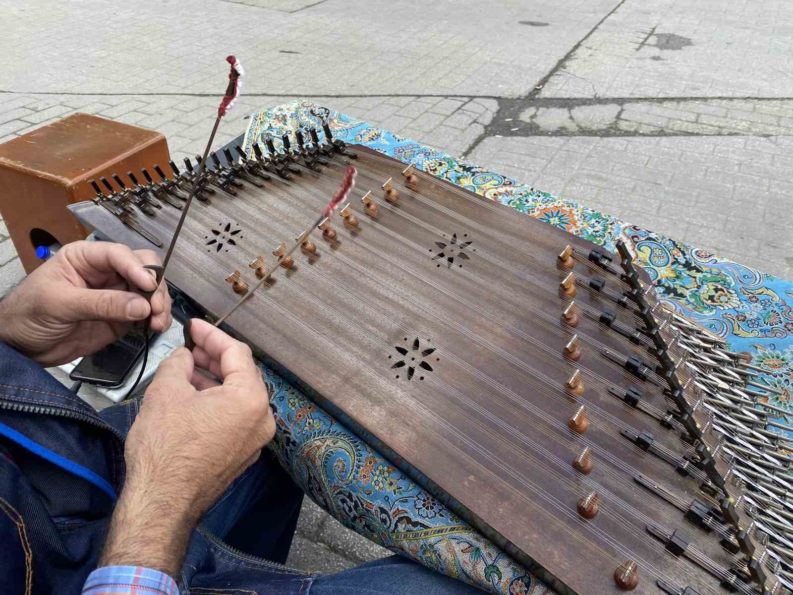 herkes-bayram-tatilindeyken-o-sokak-sanatina-devam-ediyor