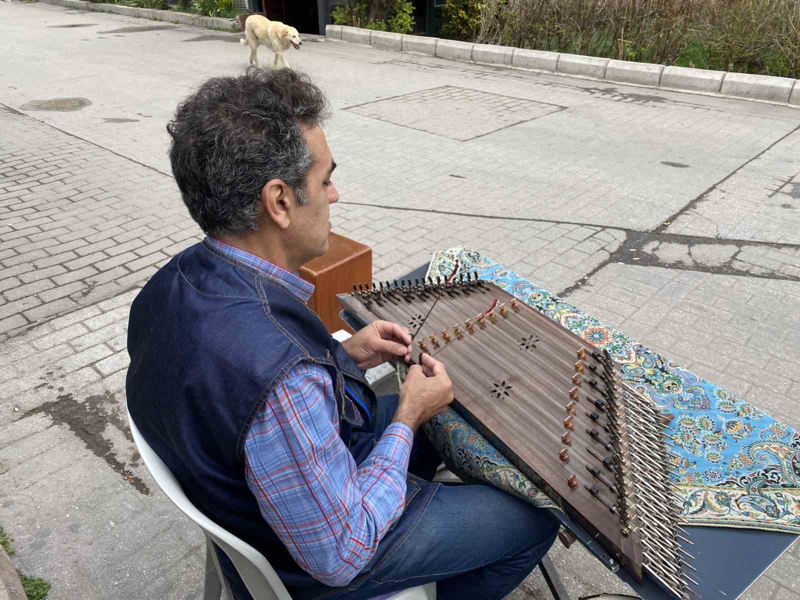 herkes-bayram-tatilindeyken-o-sokak-sanatina-devam-ediyor