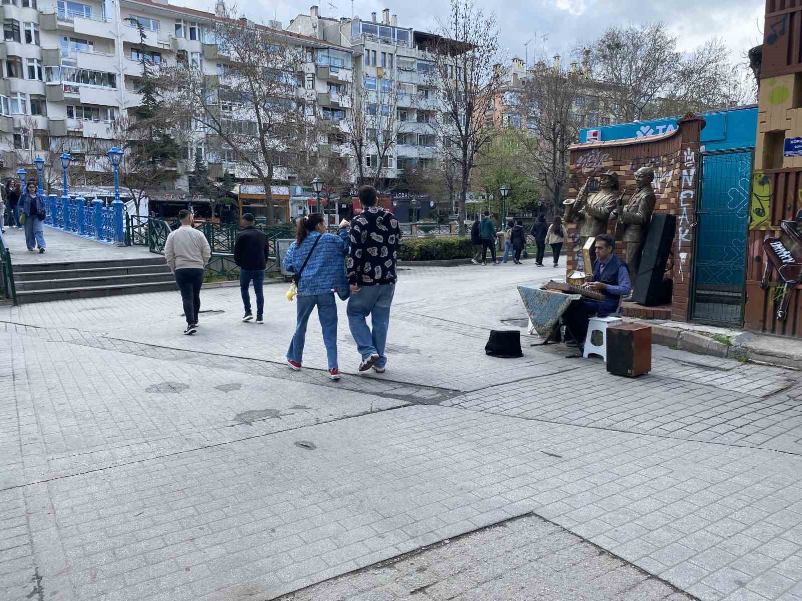 herkes-bayram-tatilindeyken-o-sokak-sanatina-devam-ediyor