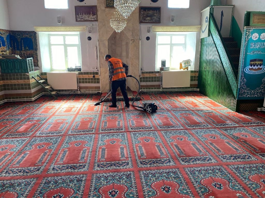 inonudeki-camilerde-ramazan-temizligi