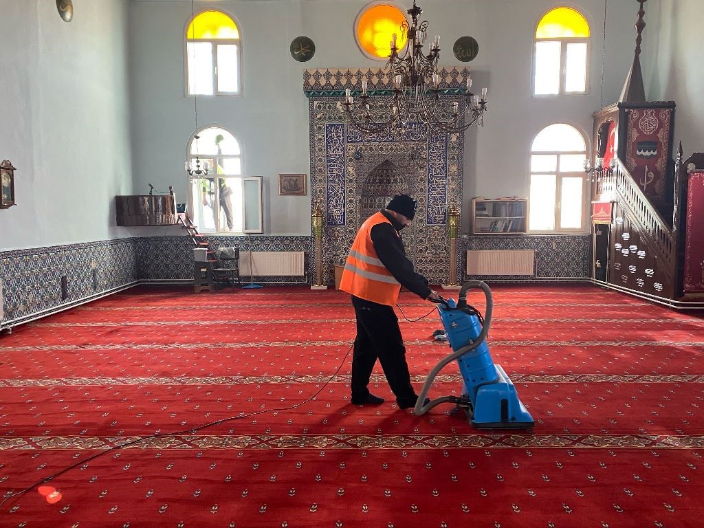 inonudeki-camilerde-ramazan-temizligi