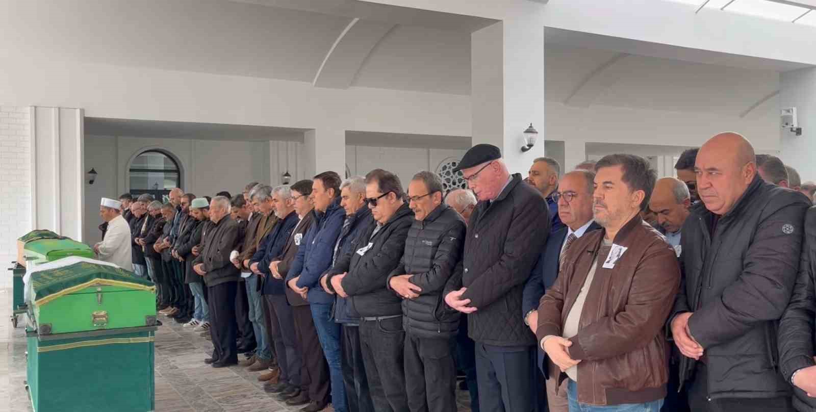 sanatci-mithat-korlerin-porsuk-cayinda-olu-bulunan-ablasi-topraga-verildi