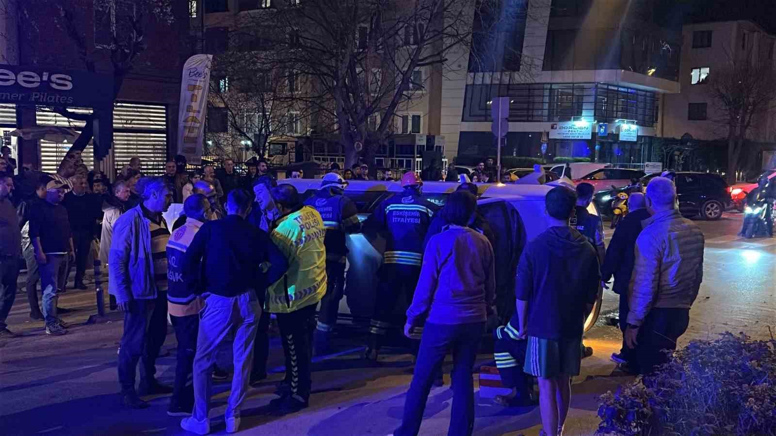 surcusunun-direksiyon-hakimiyetini-kaybettigi-otomobil-yan-yatti